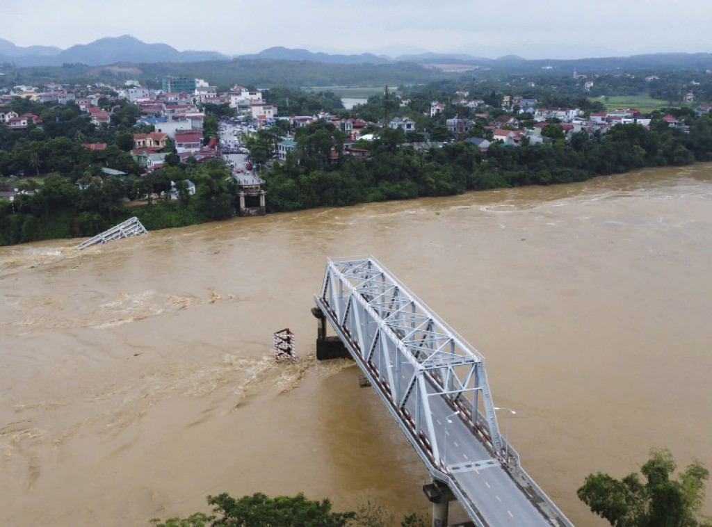 Više od 10 ljudi nestalo nakon rušenja mosta u Vijetnamu