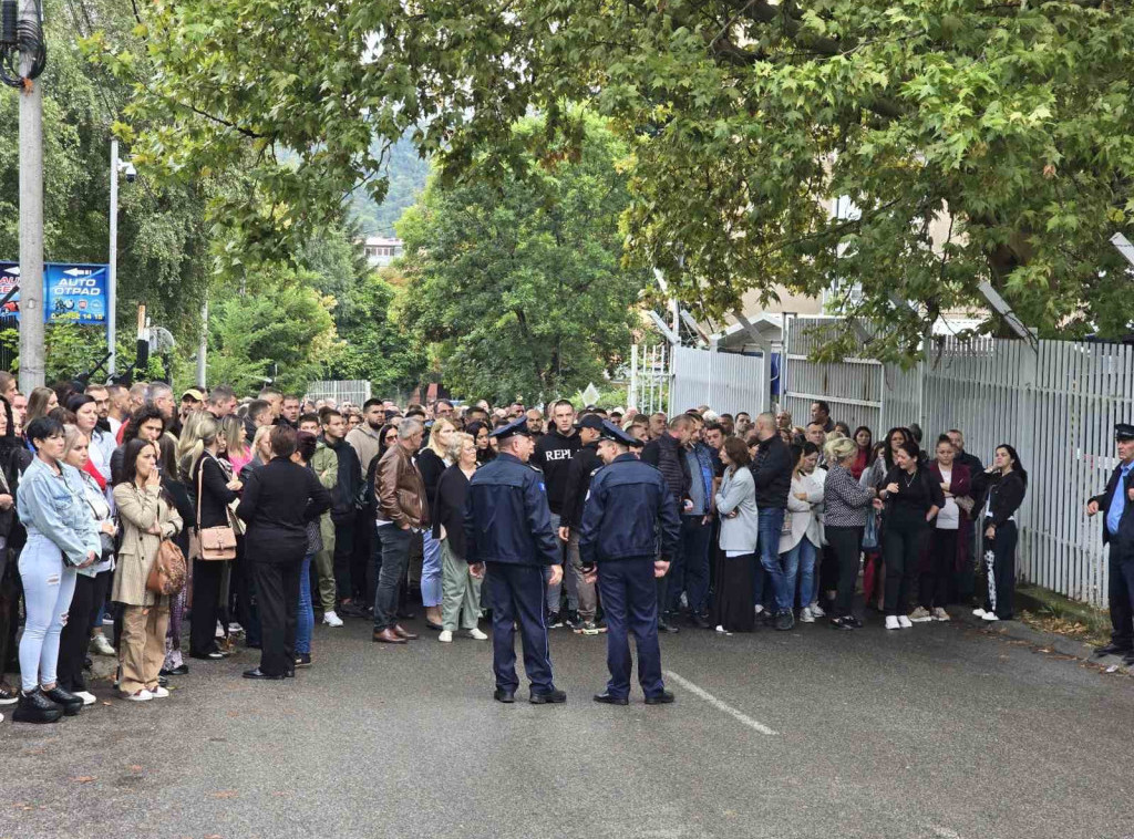 Protest porodica uhapšenih srpskih mladića ispred policijske stanice u Kosovskoj Mitrovici