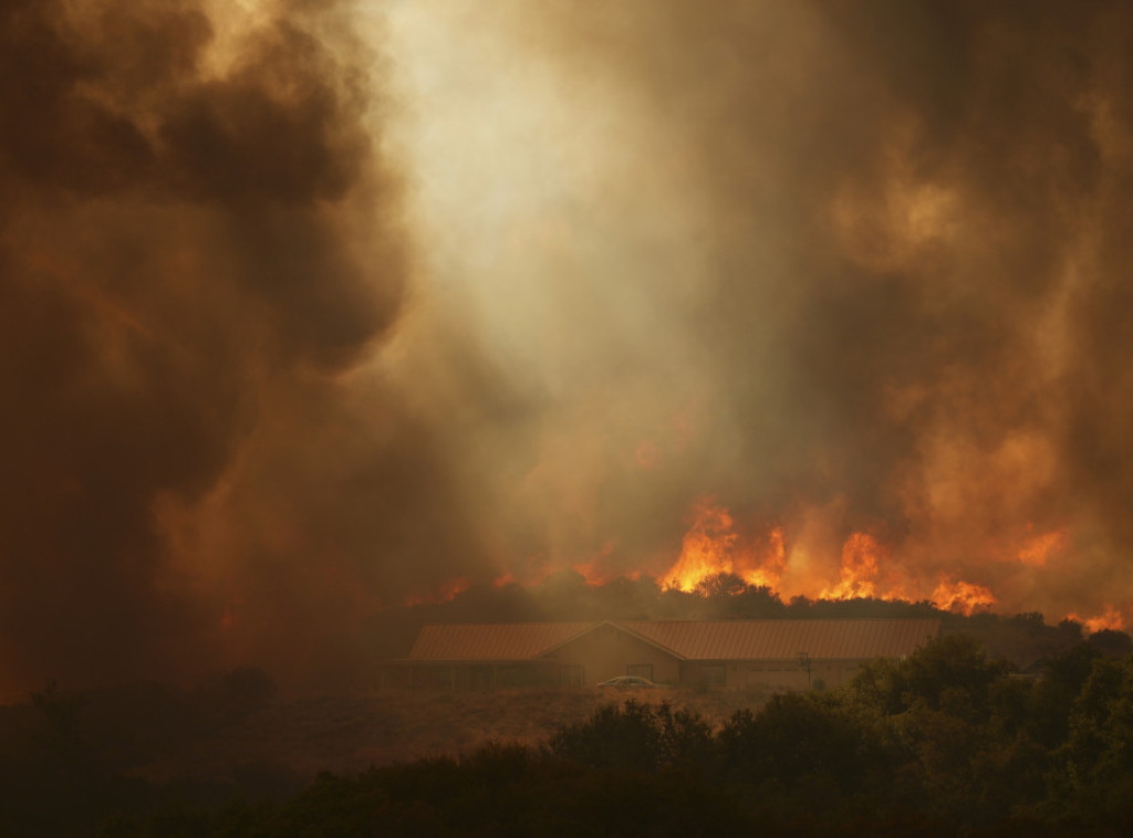 Šumski požari na jugu Kalifornije primorali hiljade ljudi na evakuaciju