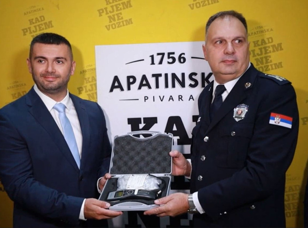 Apatinska pivara donirala još dvadeset alkometara Upravi saobraćajne policije