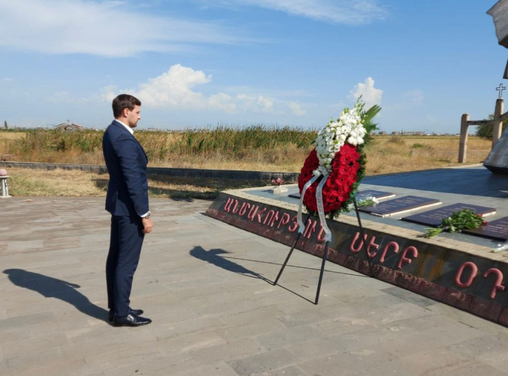 Đerlek položio venac na spomenik stradalim srpskim pilotima u Jermeniji