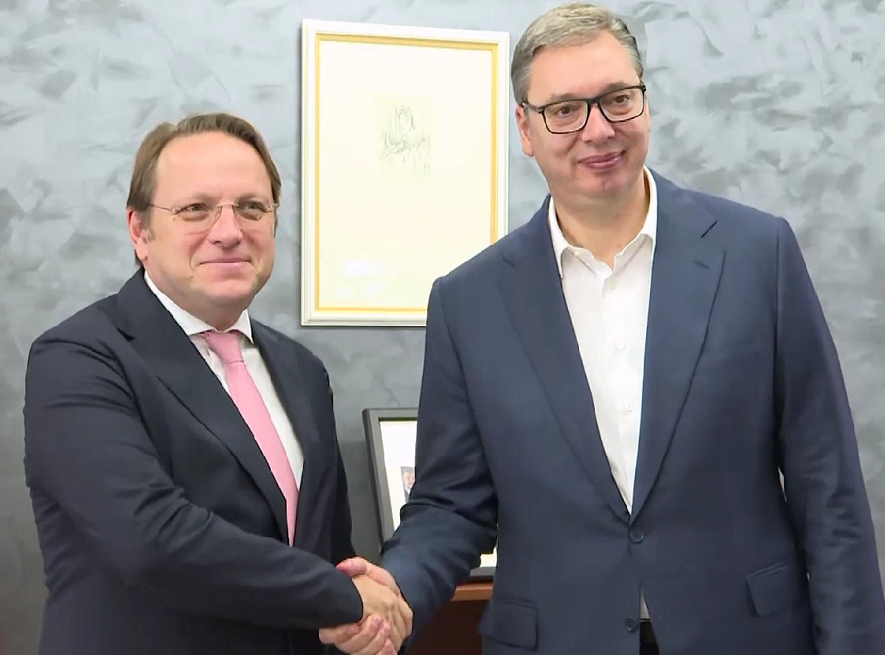 Vucic meets with Varhelyi in Brussels