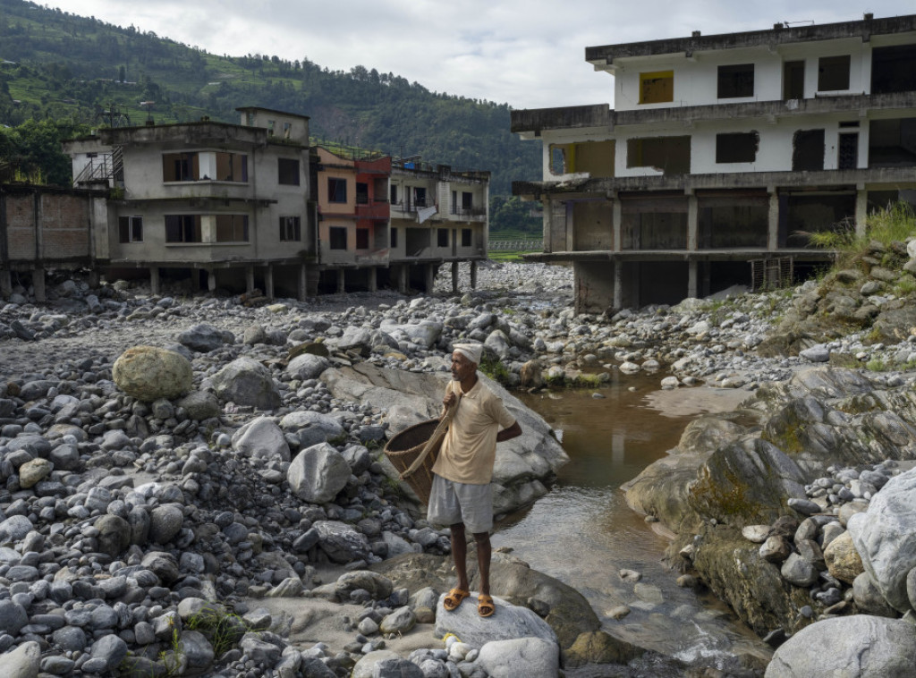 U odronima u Nepalu 10 osoba poginulo, sedam nestalo