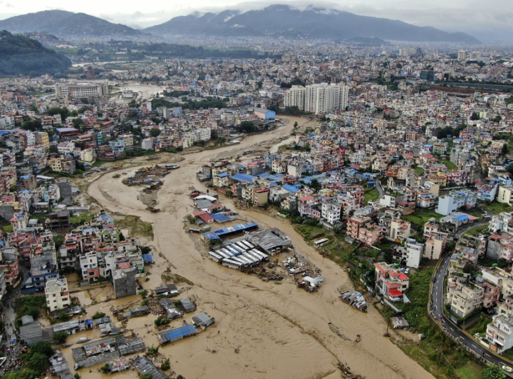 U odronima i poplavama u Nepalu 32 osobe poginule, 12 nestalo