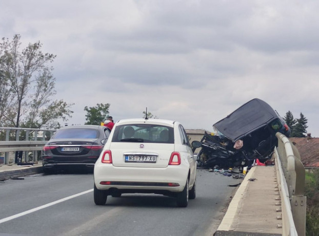 Teška saobraćajna nezgoda kod Bačkog Petrovca, povređeni muškarac prevezen u UC u Novom Sadu