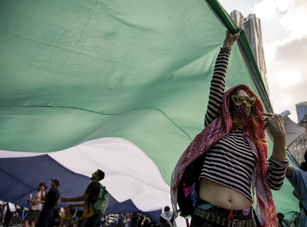 Održani propalestinski protesti u Njujorku, učesnici nosilii veliku zastavu Palestine