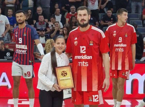 Košarkaš Zvezde Nikola Kalinić dobio plaketu od navijača za pomoć Srbima na KiM