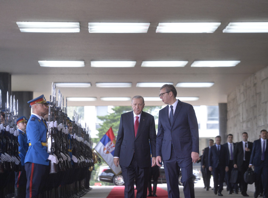 Vucic welcomes Erdogan outside Palace of Serbia