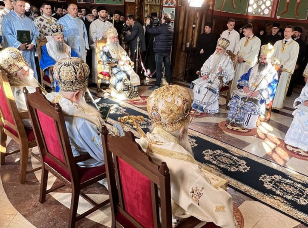 Patrijarh Porfirije i arhiepiskop Stefan služili Liturgiju u manastiru Đunis