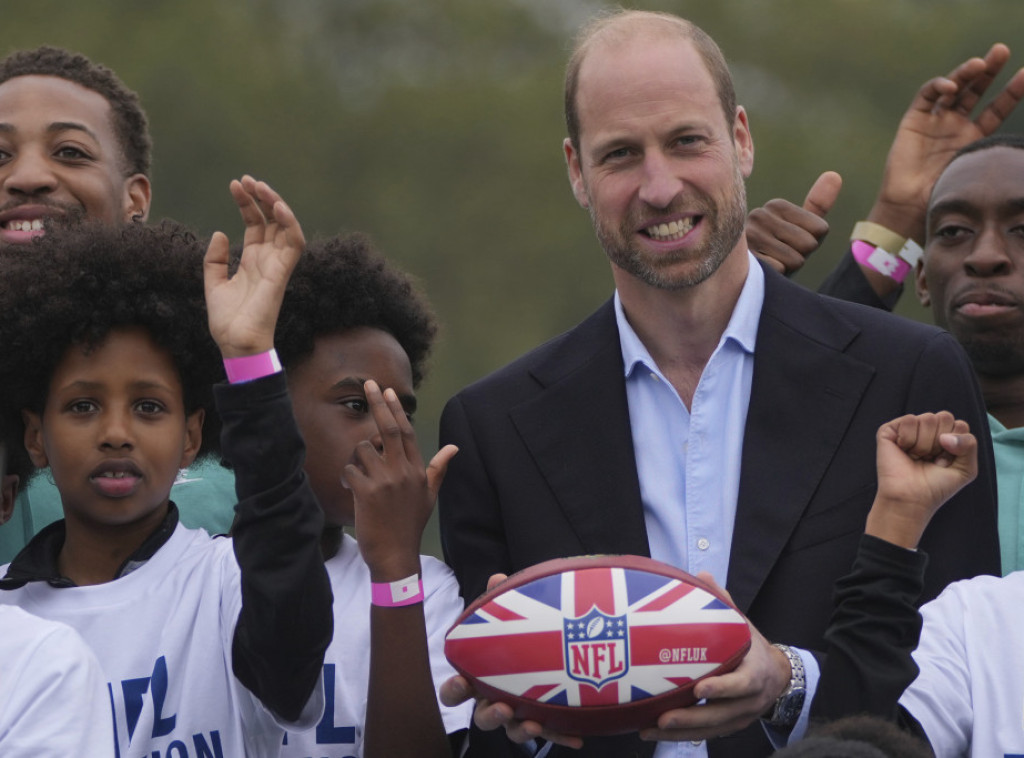 Princ Vilijam plesao sa tinejdžerkama na fudbalskom događaju u Londonu