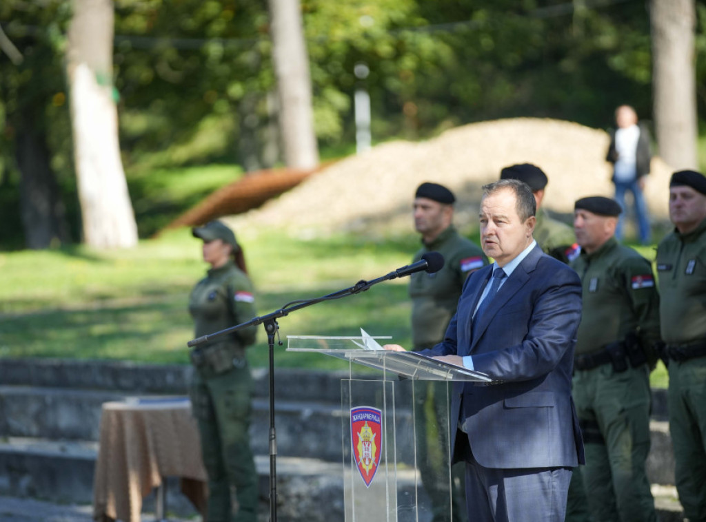 Dačić uručio nagrade najuspešnijim polaznicima Osnovne obuke za Žandarmeriju