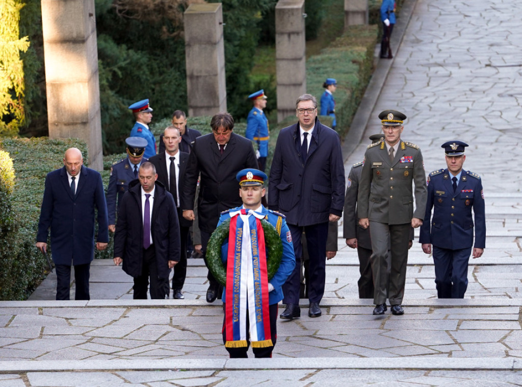 Vučić položio venac na Spomenik neznanom junaku povodom 80 godina oslobođenja Beograda