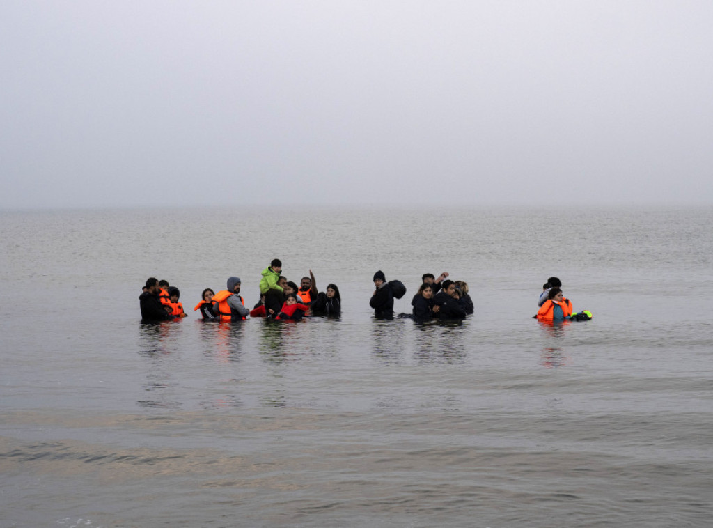 Dve osobe poginule nakon što se čamac sa migrantima prevrnuo u Lamanšu