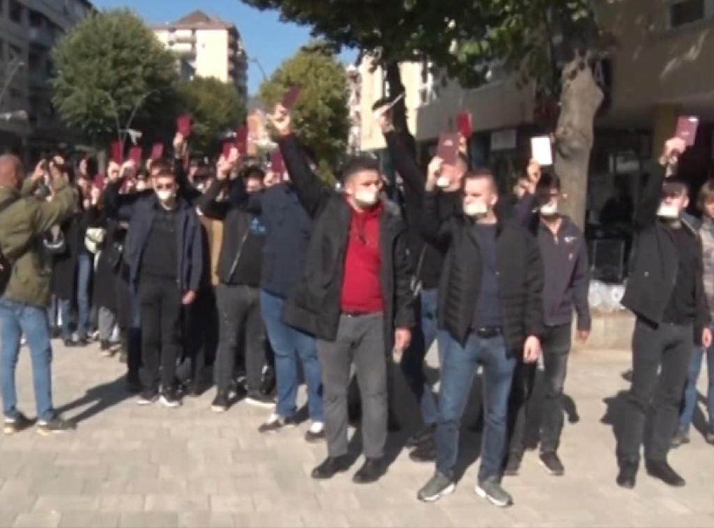 U severnom delu Kosovske Mitrovice protest studenata sa indeksima i trakama preko usta