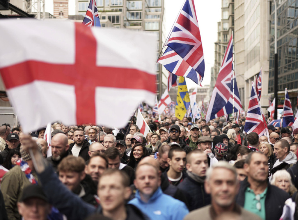 Veliki broj policajaca na protestima protiv imigranata i protiv rasizma u Londonu