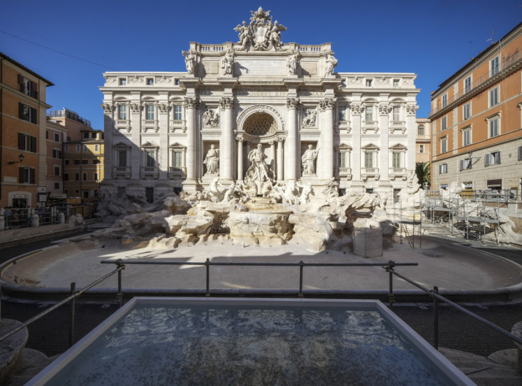 Turisti, posle kupanja, doživotno zabranjeno približavanje Fontani di Trevi