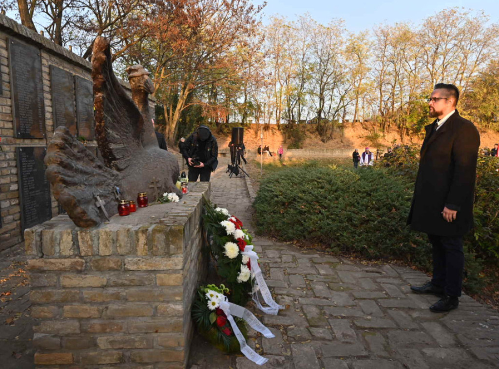 Balint Juhas položio venac na spomenik "Ptica slomljenih krila“