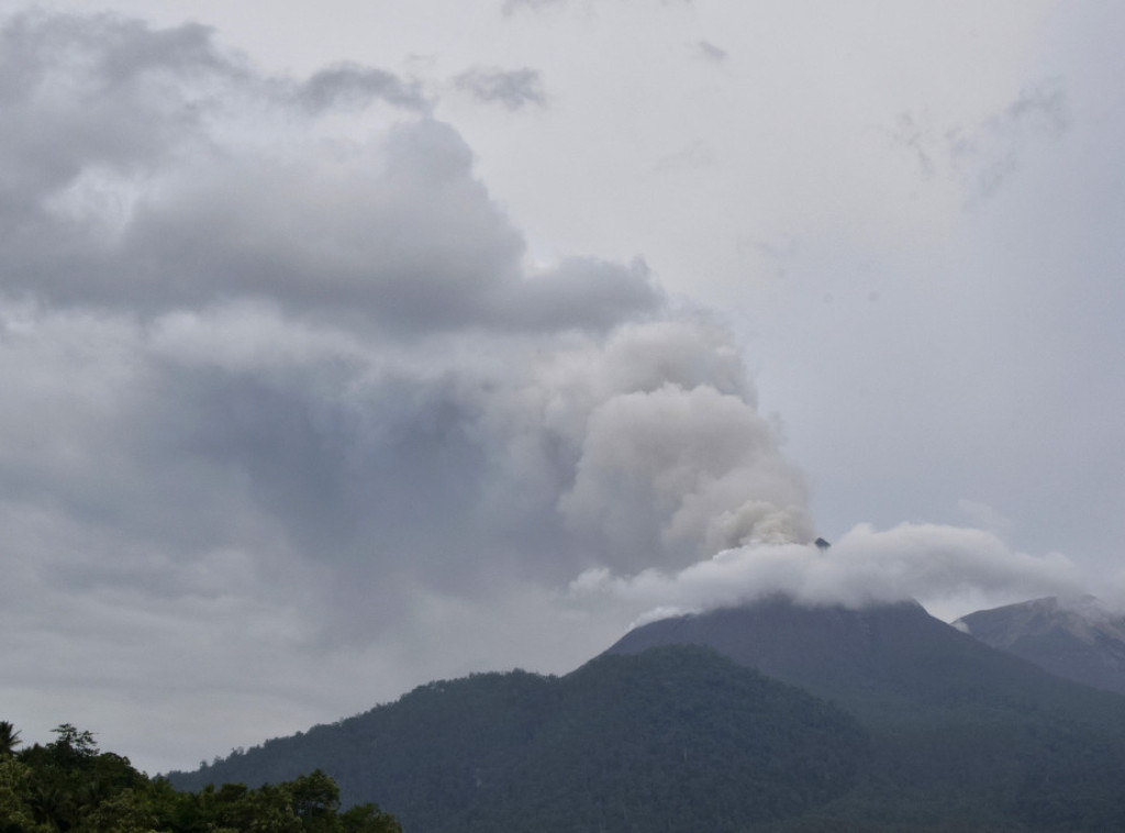 U erupciji vulkana u Indoneziji poginulo najmanje desetoro ljudi