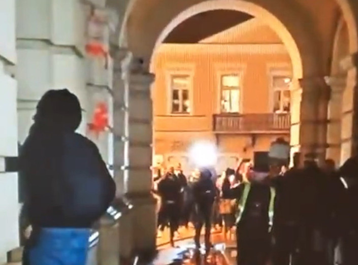 Učesnici protesta opozicije u Novom Sadu razbili stakla na Gradskoj kući, polili je fekalijama