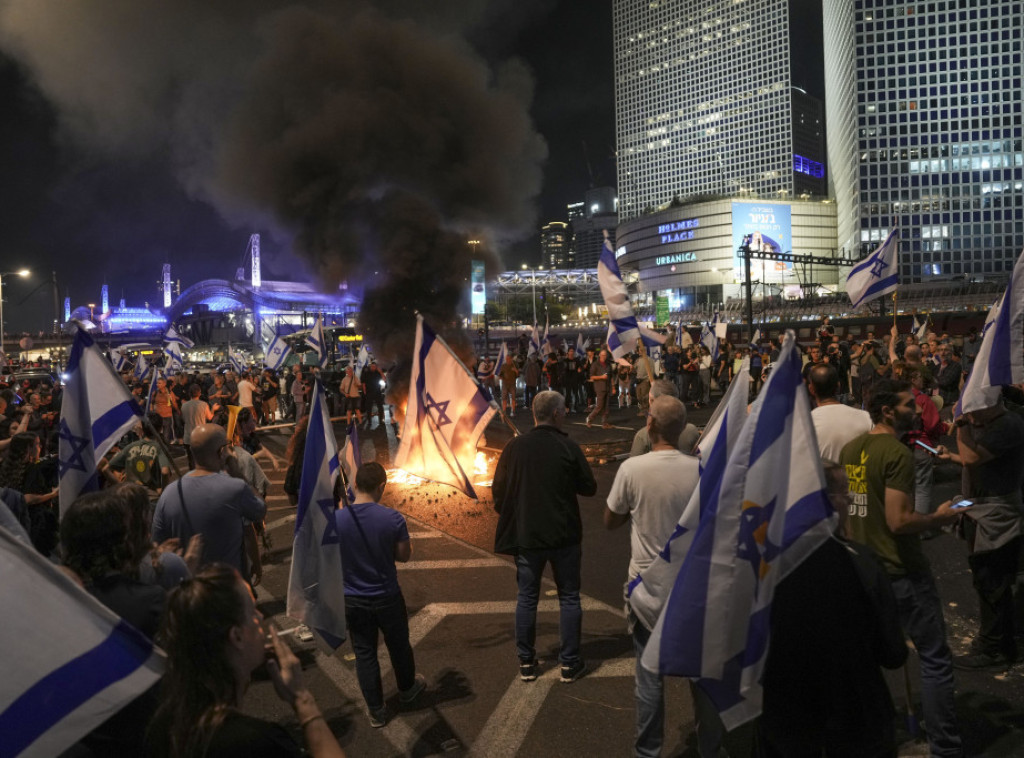 Demonstranti u Izraelu blokirali auto-put i podmetali požare nakon Galantove ostavke