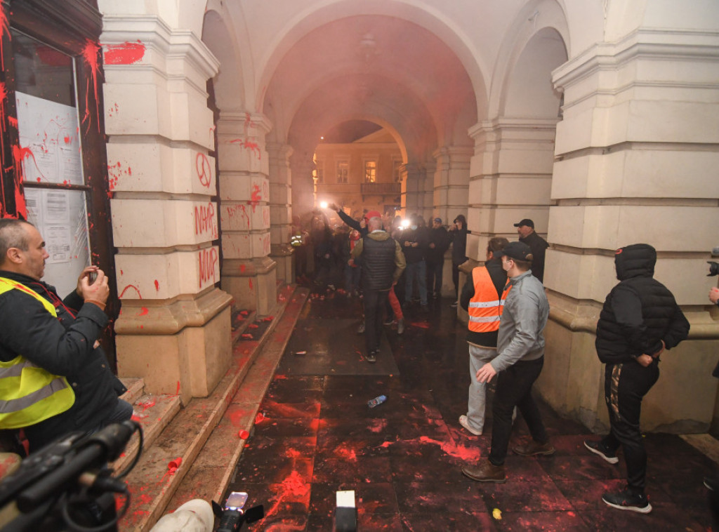 Novi Sad nakon protesta: Polomljena stakla na Gradskoj kući, zgrada izmazana crvenom bojom