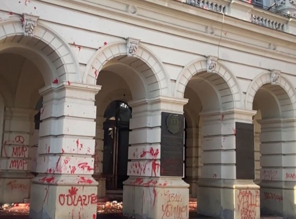 Novi Sad nakon protesta: Polomljena stakla na Gradskoj kući, zgrada izmazana crvenom bojom