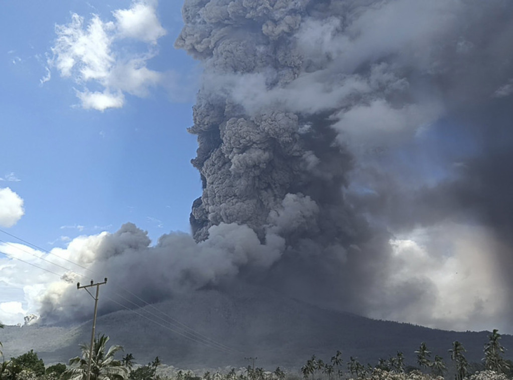 I danas nekoliko erupcija indonežanskog vulkana Laki-laki, hiljade ljudi evakuisano