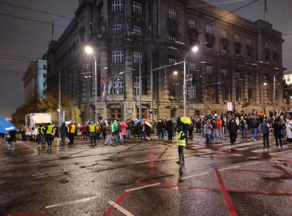 Ispred Vlade Srbije počeo protest opozicije, blokiran saobraćaj