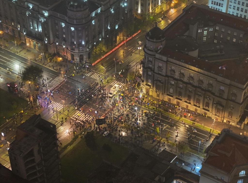 Ispred Vlade Srbije počeo protest opozicije, blokiran saobraćaj