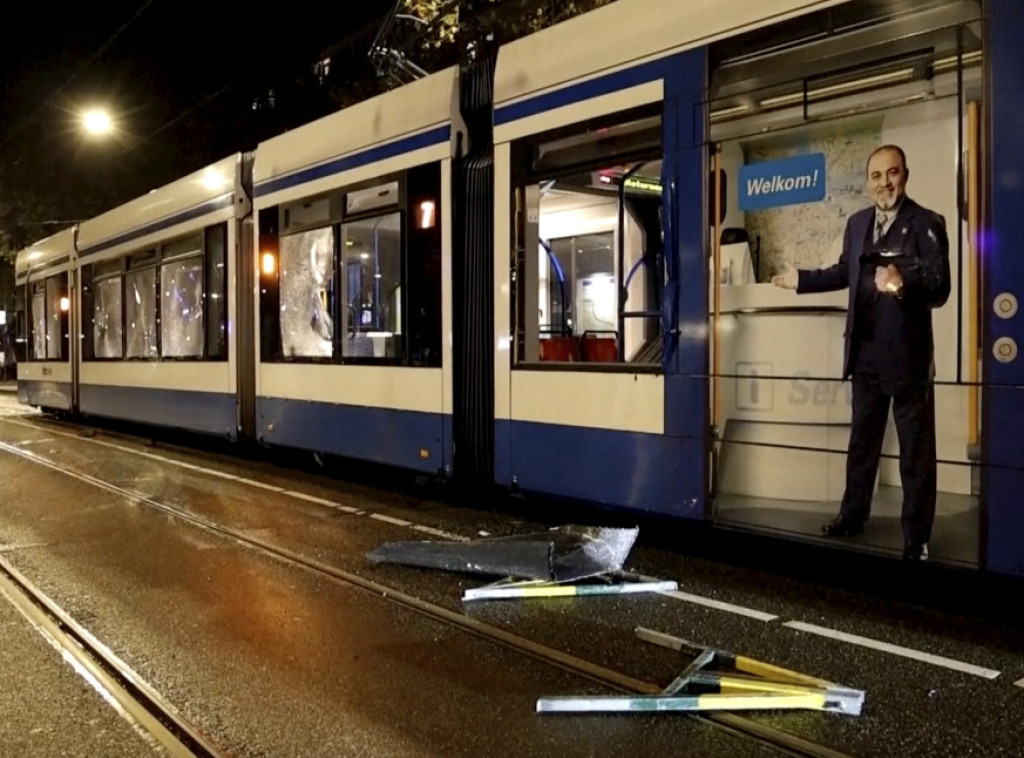 Nove tenzije u Amsterdamu, desetine naoružanih huligana zapalile tramvaj