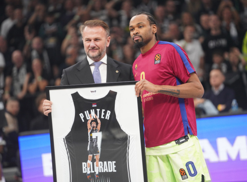 KK Partizan uručio Panteru uramljeni dres Partizana na poklon uoči meča protiv Barselone