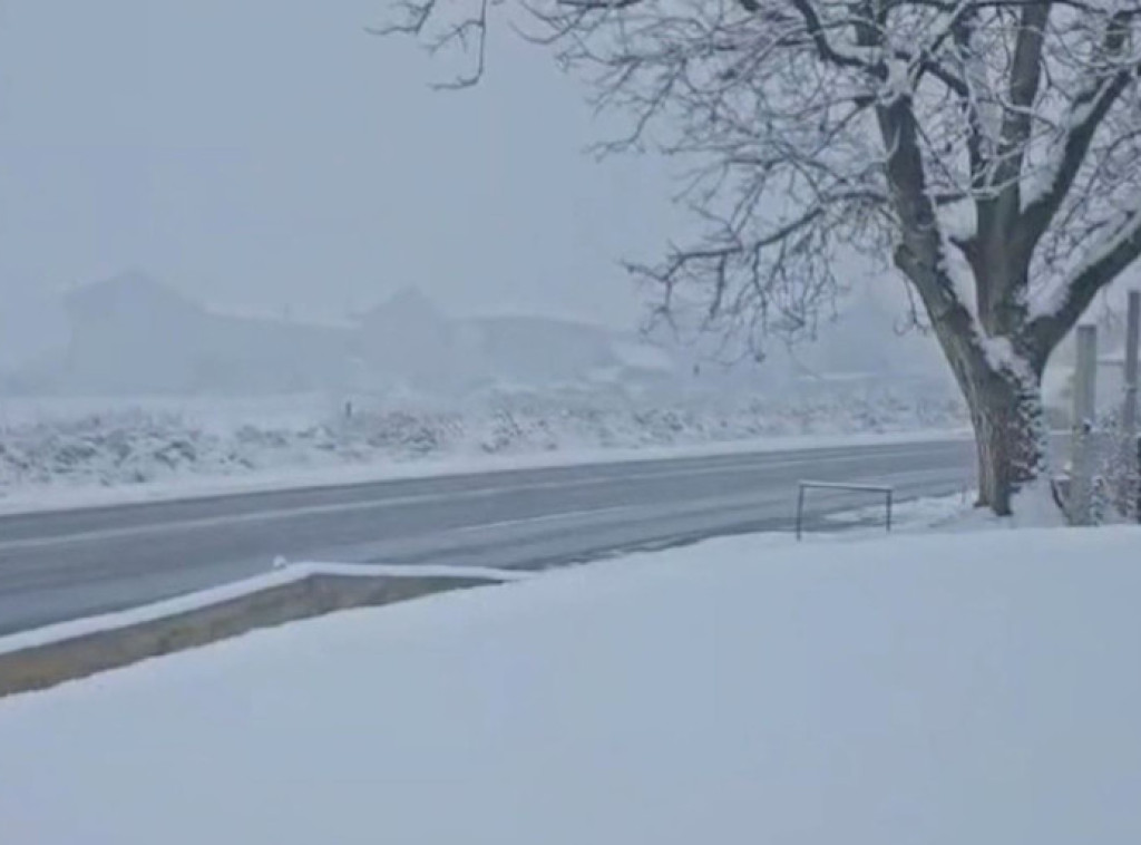 Nova Varoš i Prijepolje: Tokom noći napadalo 10 cm snega, svi putni pravci prohodni