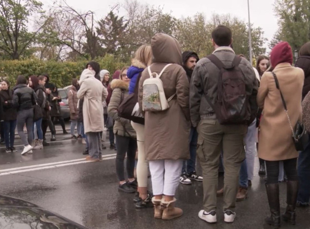 Novi Sad: Građani zastali 14 minuta u znak počasti stradalima