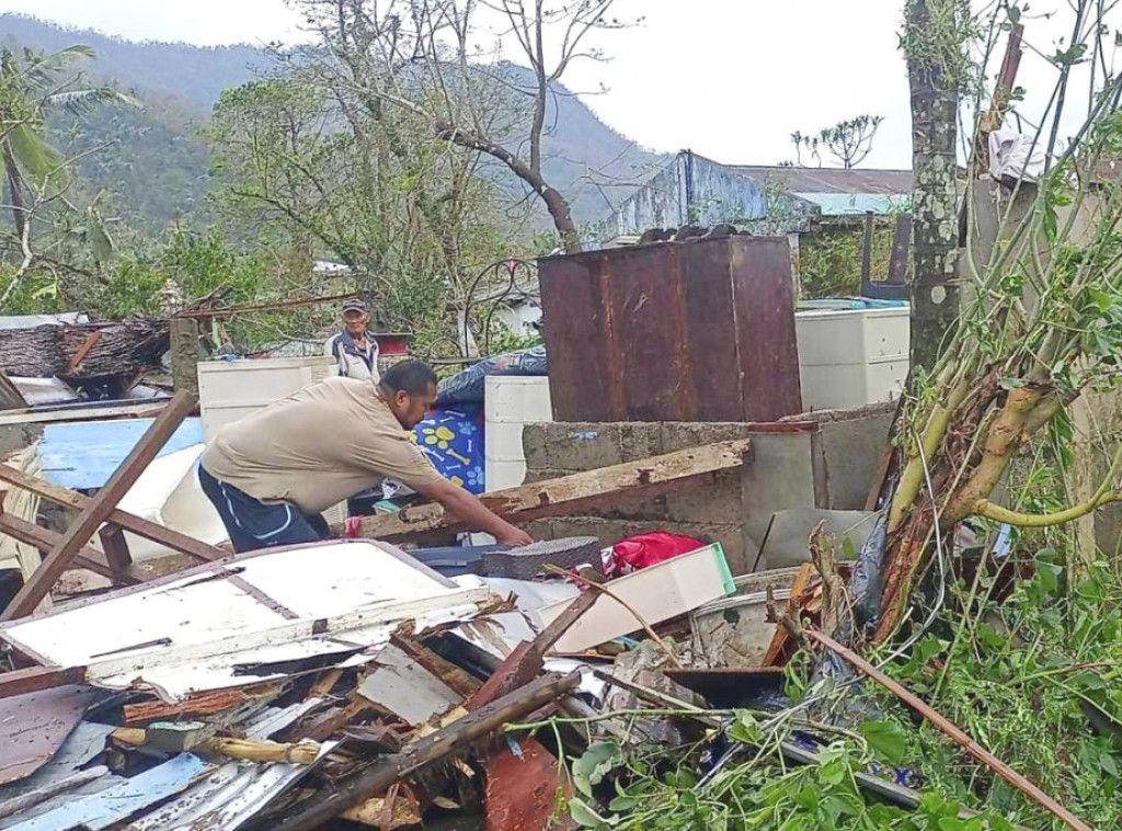 Filipini: Tajfun izazvao evakuaciju stotine hiljada ljudi, izazvao velike talase