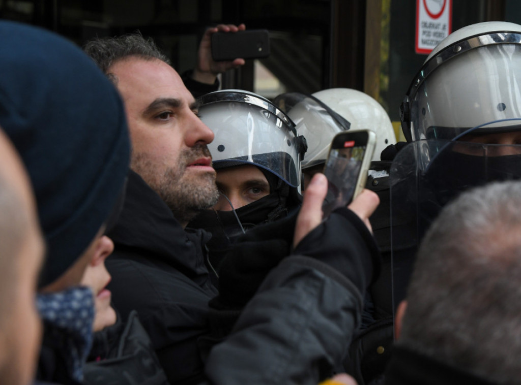 Opozicija drugi dan blokirala zgradu Tužilaštva u Novom Sadu, došlo do guranja sa policijom