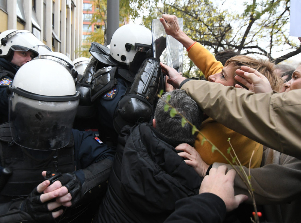 Opozicija drugi dan blokirala zgradu Tužilaštva u Novom Sadu, došlo do guranja sa policijom