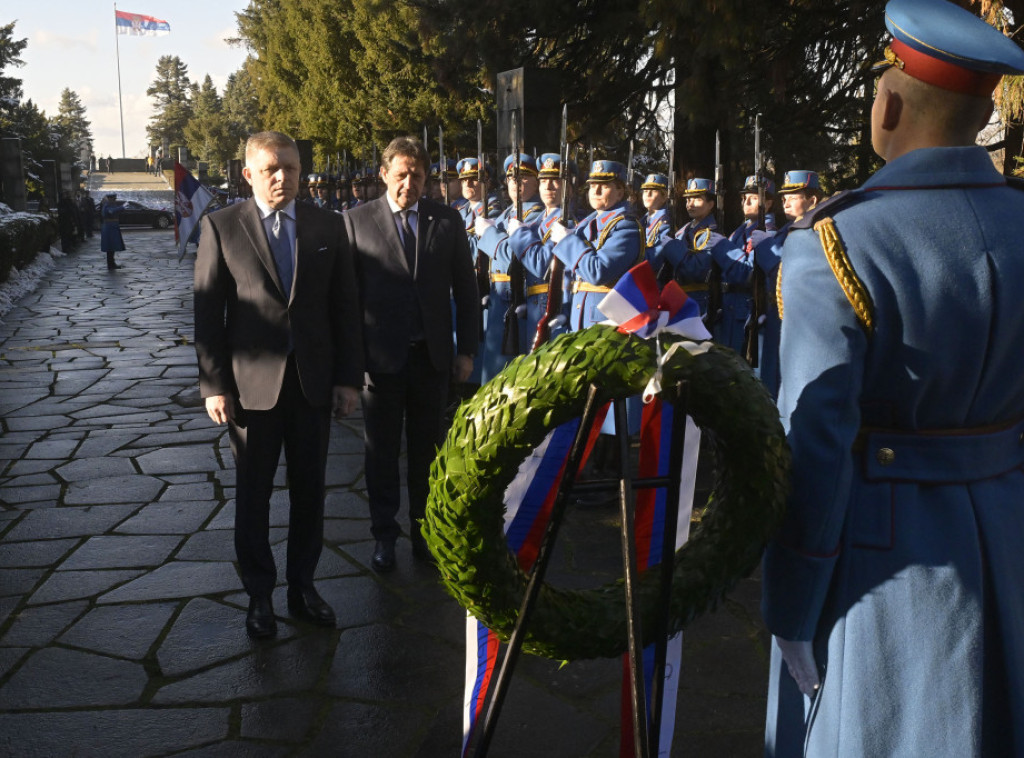 Fico sa Gašićem položio venac na Spomenik neznanom junaku na Avali