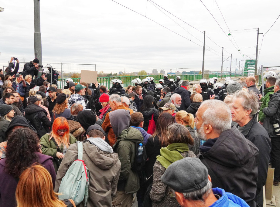 Grupe građana okupile se u više gradova da odaju poštu, bilo incidenata