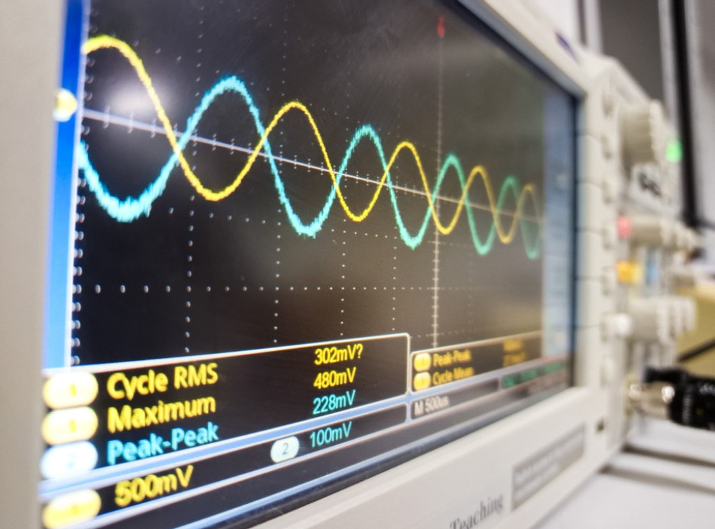 Prvi digitalni osciloskop u svetu poklonjen Muzeju nauke i tehnike u Beogradu