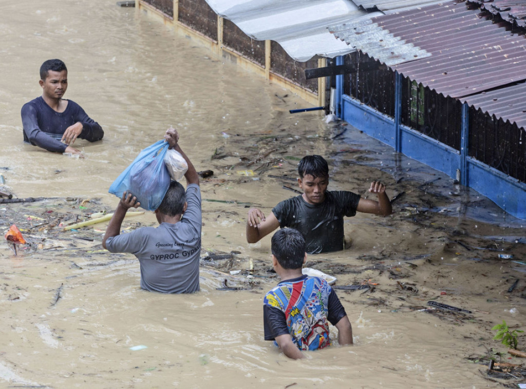 Najmanje 27 osoba poginulo u poplavama i klizištima u Indoneziji