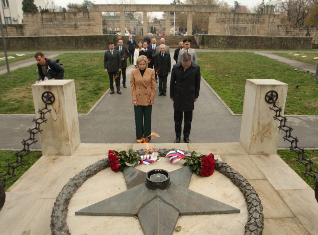 Selakovic, Lyubimova lay wreaths at cemetery of WWII liberators of Belgrade