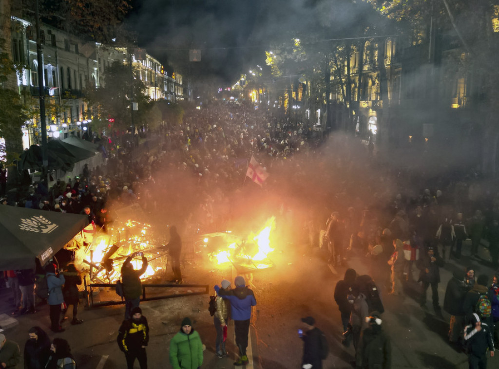 Protesti u Tbilisiju: Podignute barikade na ulicama, povređeno nekoliko novinara