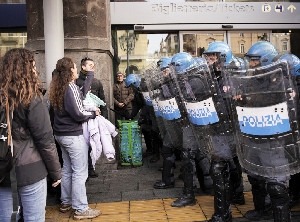 Sukob demonstranata i policije na protestu u Torinu