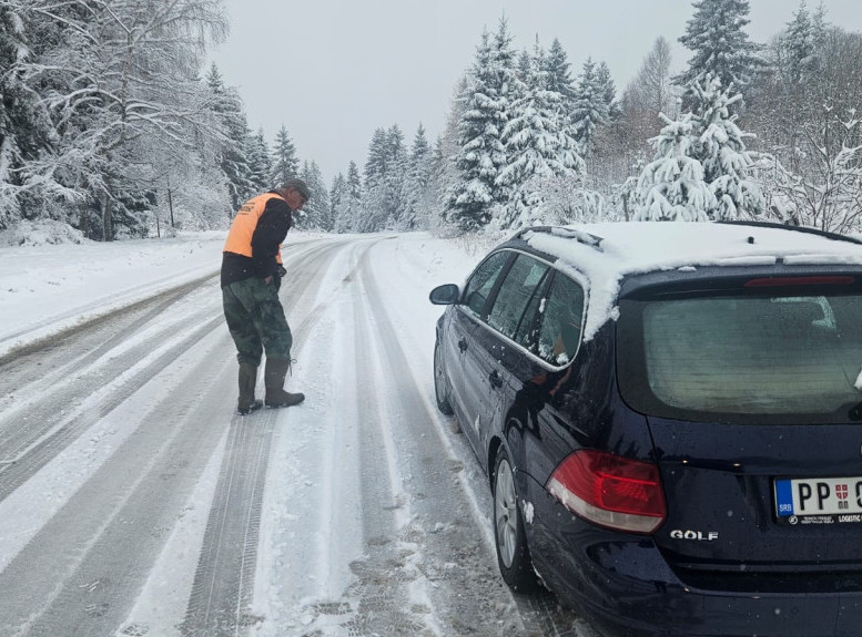 AMSS: Kolovozi vlažni, snega ima mestimično, na putevima u planinskim predelima i do 10 centimetara