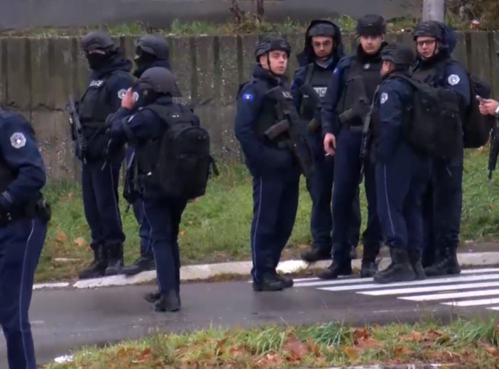 Veliki broj pripadnika tzv. kosovske policije sa dugim cevim na ulicama severne Kosovske Mitrovice