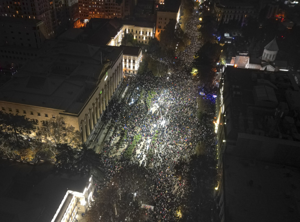 Treći dan protesta u Tbilisiju, požar u zgradi parlamenta Gruzije