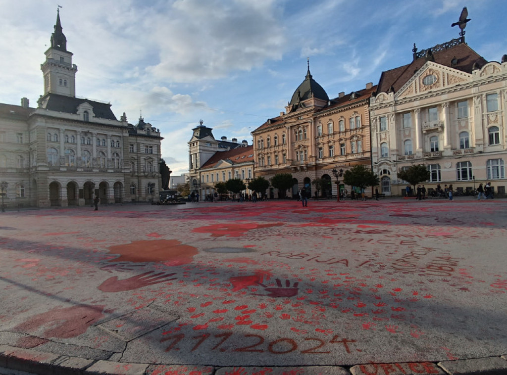 Mesarović najoštrije osudila posipanje farbe na Trgu Slobode