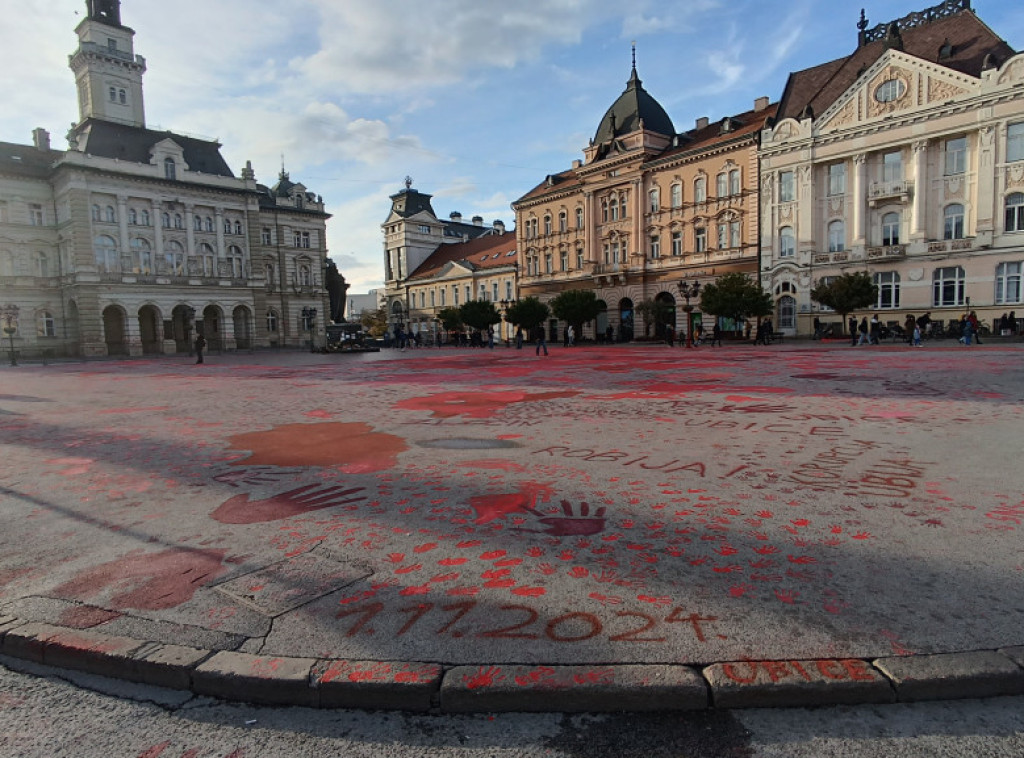 Organizatori protesta napali radnike "Čistoće" koji su čistili farbu na Trgu Slobode