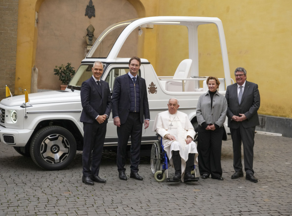 Mercedes-Benc poklonio papi novi električni papamobil