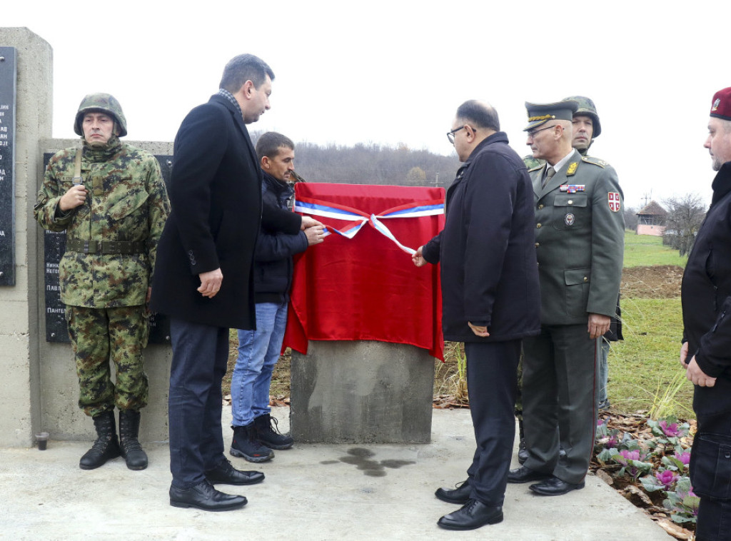 Otkrivena spomen-ploča vojniku Gligoriću stradalom u borbi sa albanskim teroristima